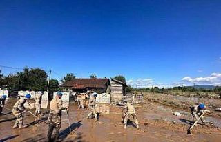 Komandolar vatandaşların yardımına koştu