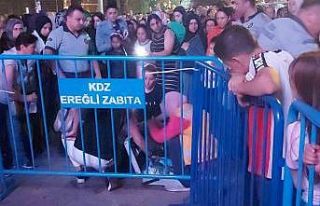 Konserde fenalık geçiren kadın hastaneye kaldırıldı