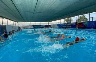 Konteyner kentte çocuklara yüzme eğitimi