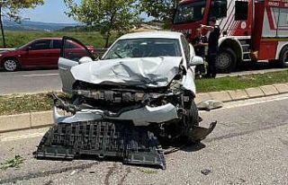 Kontrolden çıkan araç 2 otomobil ile çarpıştı:...