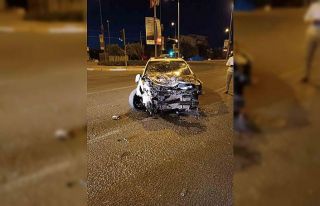 Kontrolden çıkan araç kaza yaptı, sürücü burnu...