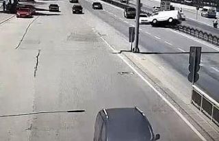 Kontrolden çıkan minibüs karşı şeride geçip...