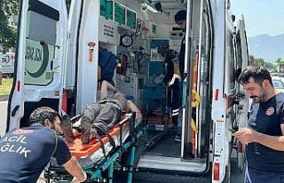 Kontrolden çıkan motosiklet yol kenarındaki mermere...