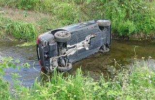 Kontrolden çıkan otomobil çaya uçtu: 4 yaralı