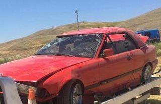 Kontrolden çıkan otomobil tarlaya devrildi: 2 yaralı