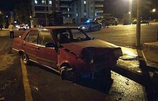 Kontrolden çıkan otomobil zabıta kulübesine daldı:...