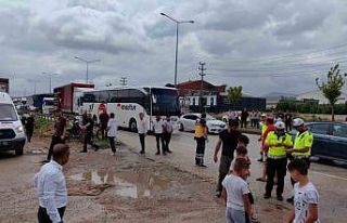 Kontrolden çıkan tır 2 otomobile çarptı