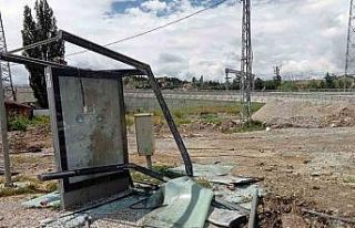 Kontrolden çıkan yolcu otobüsü durağa daldı:...