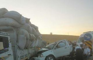 Kontrolsüz dönüş yapan kamyona kamyonet çarptı:...