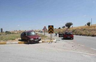 Konya’da 2 otomobil çarpıştı: 3 yaralı