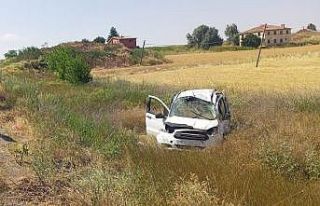 Konya’da hafif ticari araç araziye devrildi: 4...
