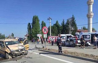 Konya’da hafif ticari araçla otomobil çarpıştı:...