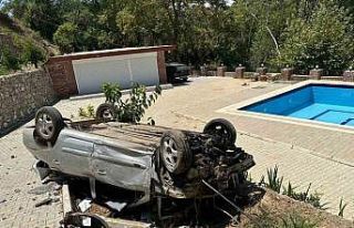 Köpeğe çarpmamak için manevra yaptı, otomobil...