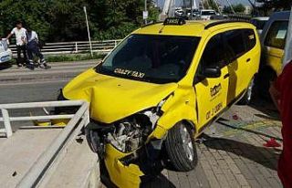 Köprü çıkışında çarpışan araçlar, korkuluğa...