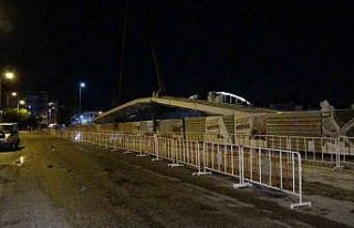 Köprüde yerine yerleştirilmek için kaldırılan...