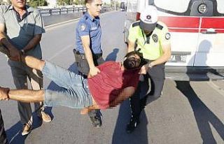 Köprüye çıkıp kendini jiletleyen şahsı polis...