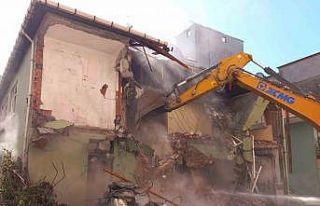 Körfez’de 1999 depreminden kalan son bina yıkıldı