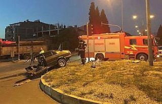 Korkunç kazada otomobil ikiye ayrıldı: 2 yaralı