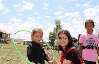 Köy köy dolaşıp çocukları mutlu ediyorlar