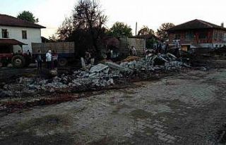 Köyde çıkan yangında 4 samanlık küle döndü