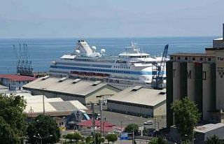 Kruvaziyer gemisi Trabzon Limanını mesken tuttu