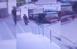 Kuaför bahçesindeki reyhanları böyle çaldı