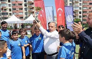 Kupayı Başkan Yalçın verdi