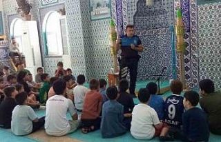 Kur’an kursunda eğitim gören çocuklara polis...