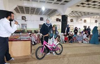 Kur’an kursundaki çocuklara bisiklet hediyesi