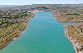 Kuruma noktasına gelen barajın suyu yükseldi, oltasını...