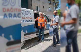 Kuşadası Belediyesi’nin süt desteği ile çocuklar...