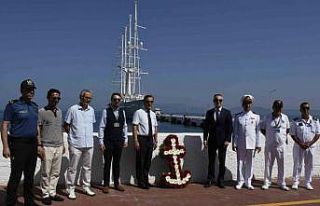 Kuşadası denizine şehitler anısına çiçek bırakıldı