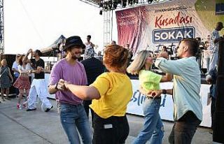 Kuşadası’nı sokak festivali coşkusu sardı