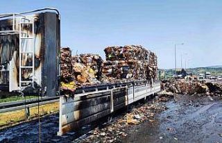 Kuzey Marmara Otoyolu’nda hurda kağıt yüklü...