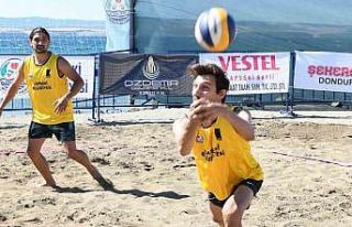 Lapseki’de plaj voleybolu heyecanı başladı