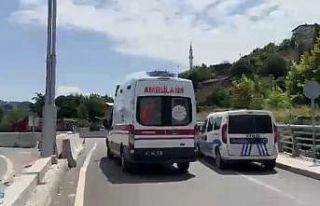 Lastiği çıkan otomobil beton bariyere çarparak...