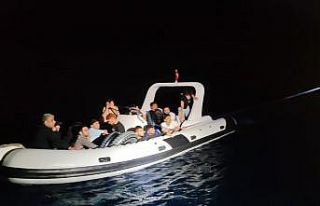 Lastik bot içerisinde 17 göçmen yakalandı