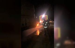 Lastikleri alev alan tırın imdadına itfaiye ekipleri...