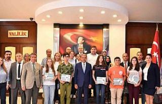 LGS’de tam puan alan öğrenciler ödüllendirildi