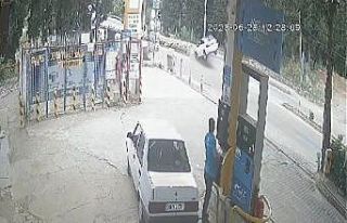 Lüks araç aydınlatma direğine çarptı: 2 yaralı