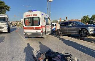 Lüks otomobilin çarptığı elektrikli bisikletteki...