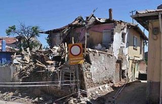 Mahallede endişeye neden olan o bina artık yıkılıyor