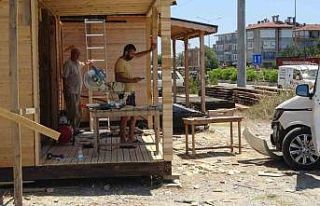 Marangoz ustası kaza yapan aracın altında kalmaktan...