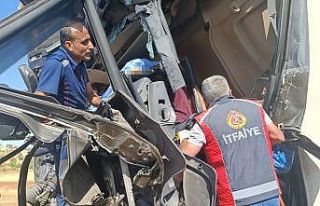 Mardin’de nakliyat kamyonu hafriyat tırına çarptı:...