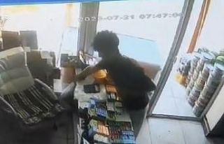 Markete giren hırsız işletme sahibinin cep telefonunu...