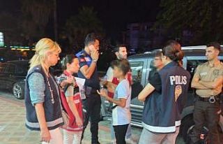 Marmaris’te zabıta sokakta çalıştırılan çocuklara...