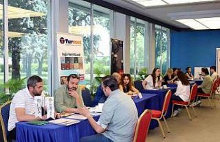 Mekatronik uzmanlık programına katılan gençler,...