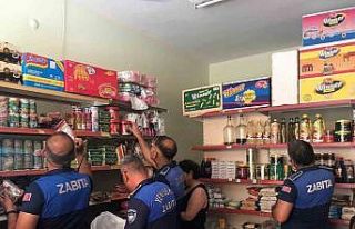 Mersin’de bir markette tarihi geçmiş ürünler...