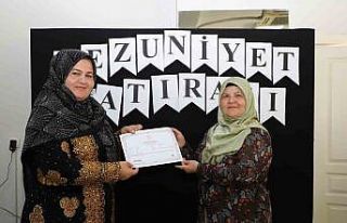 Mersin’de okuma yazma öğrenen kadınlar sertifikalarını...