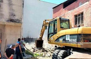 Mersin’de tehlike oluşturan metruk binalar yıkılıyor
